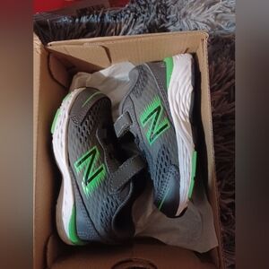 Kids shoes size 5.C new balance new